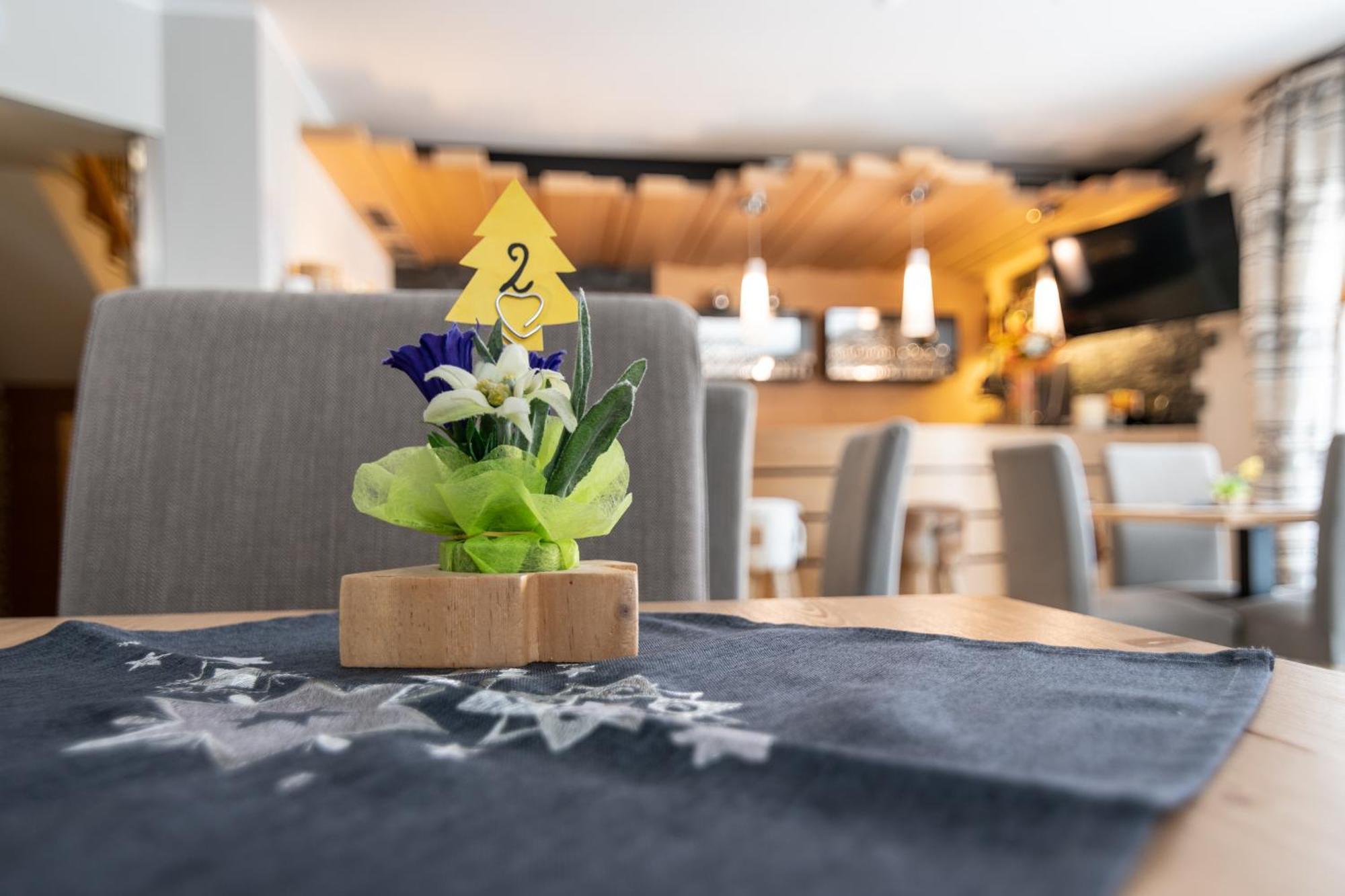 Aparthotel Dolomites Living&Relax Commezzadura Bagian luar foto