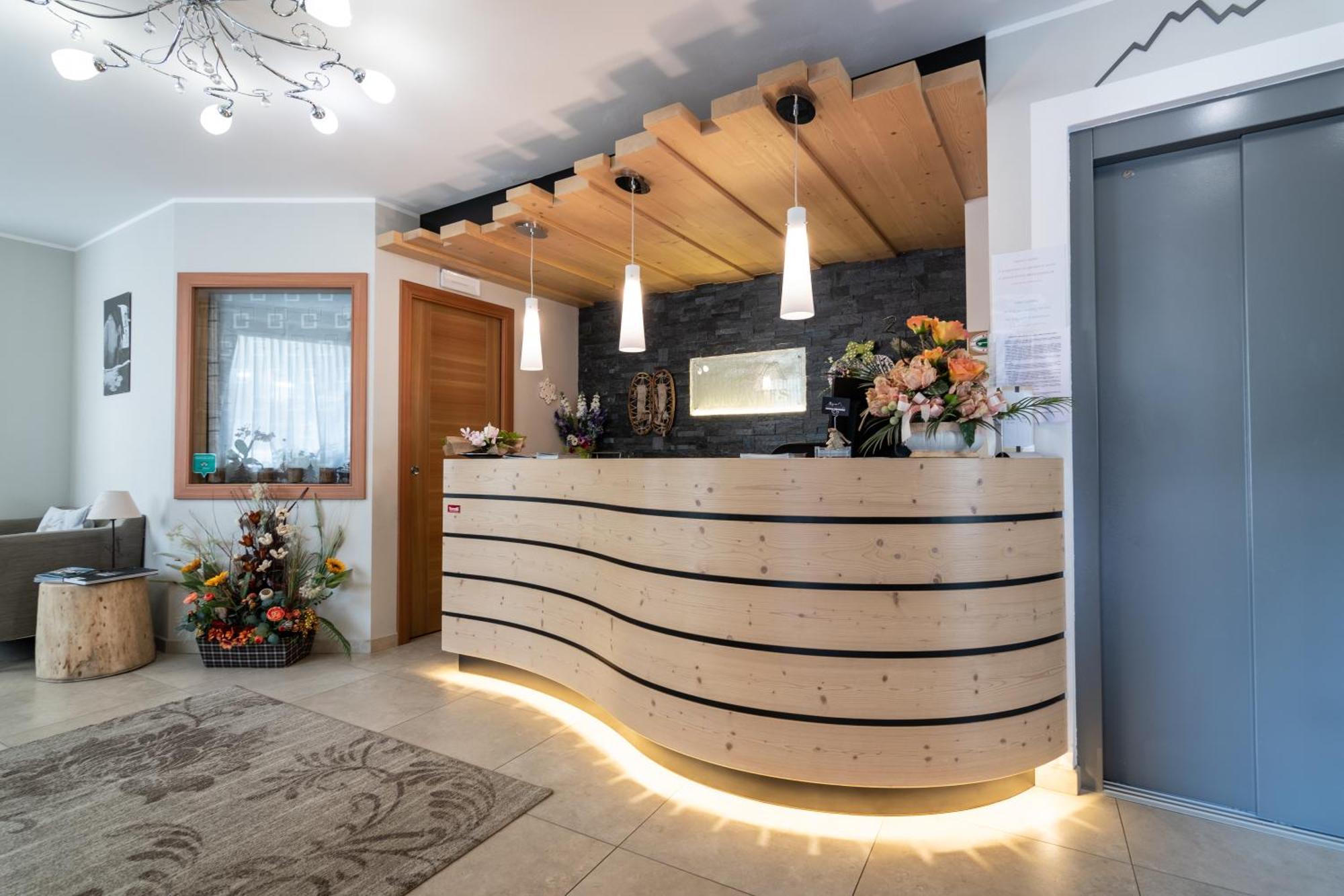 Aparthotel Dolomites Living&Relax Commezzadura Bagian luar foto