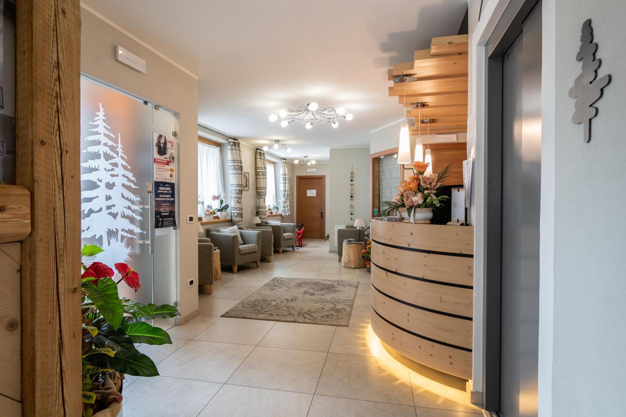 Aparthotel Dolomites Living&Relax Commezzadura Bagian luar foto