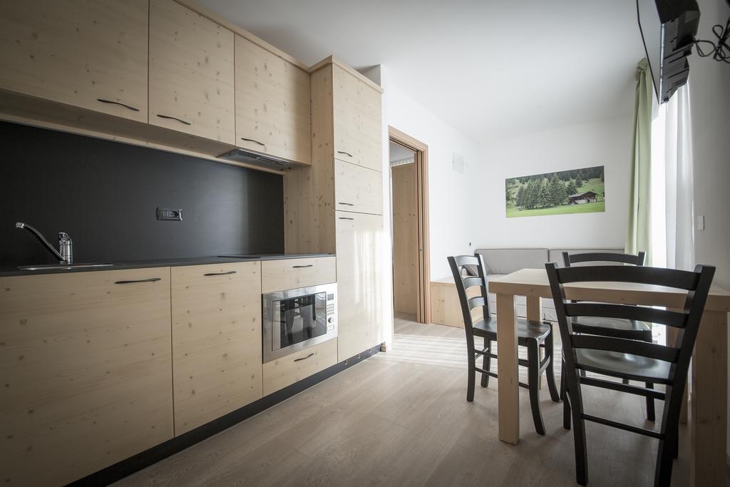 Aparthotel Dolomites Living&Relax Commezzadura Ruang foto