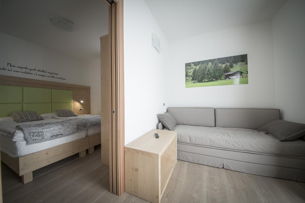 Aparthotel Dolomites Living&Relax Commezzadura Ruang foto