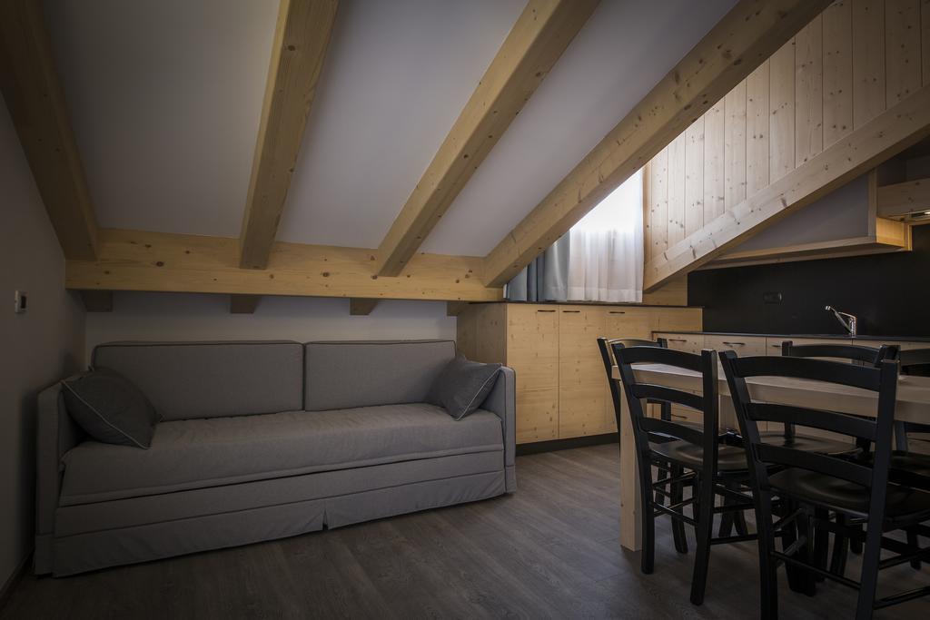 Aparthotel Dolomites Living&Relax Commezzadura Ruang foto