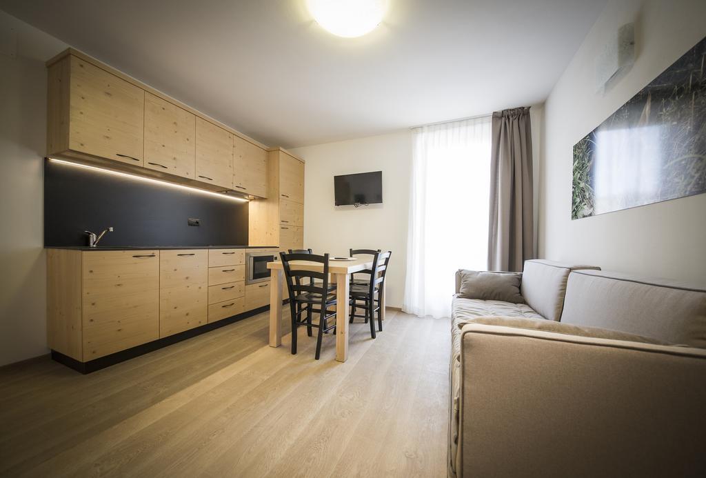 Aparthotel Dolomites Living&Relax Commezzadura Ruang foto