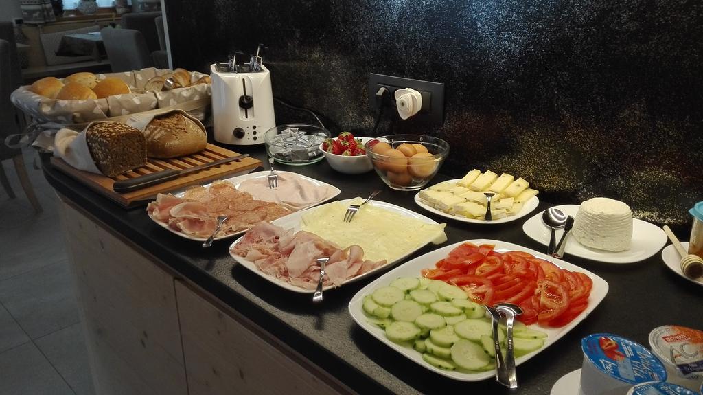 Aparthotel Dolomites Living&Relax Commezzadura Bagian luar foto